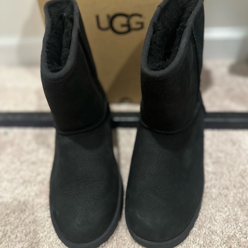 New UGGS Girls Big Kid NO BOX Size 6
